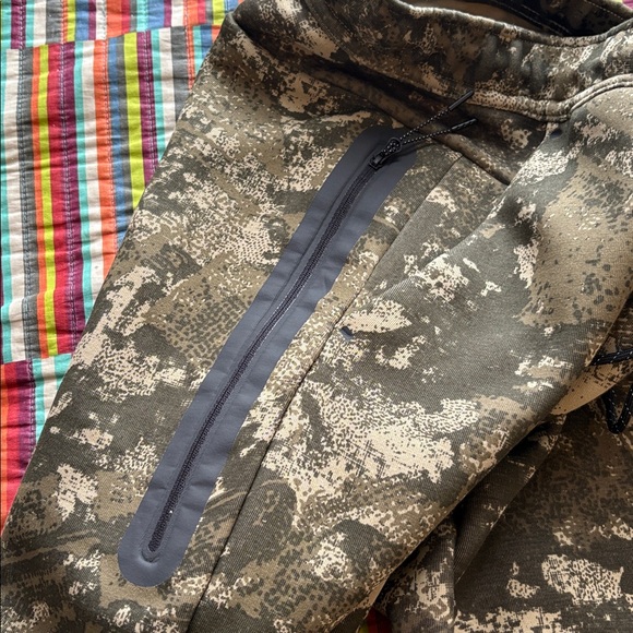 Sale $40 Nike tech fleece size medium slim fit tapered leg,  Camouflage nwt - Picture 2 of 16